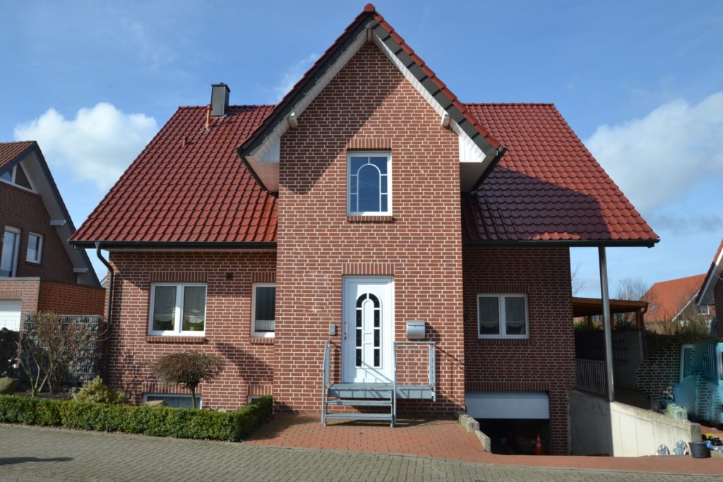 Erstklassiges Einfamilienhaus mit Tiefgarage, voll