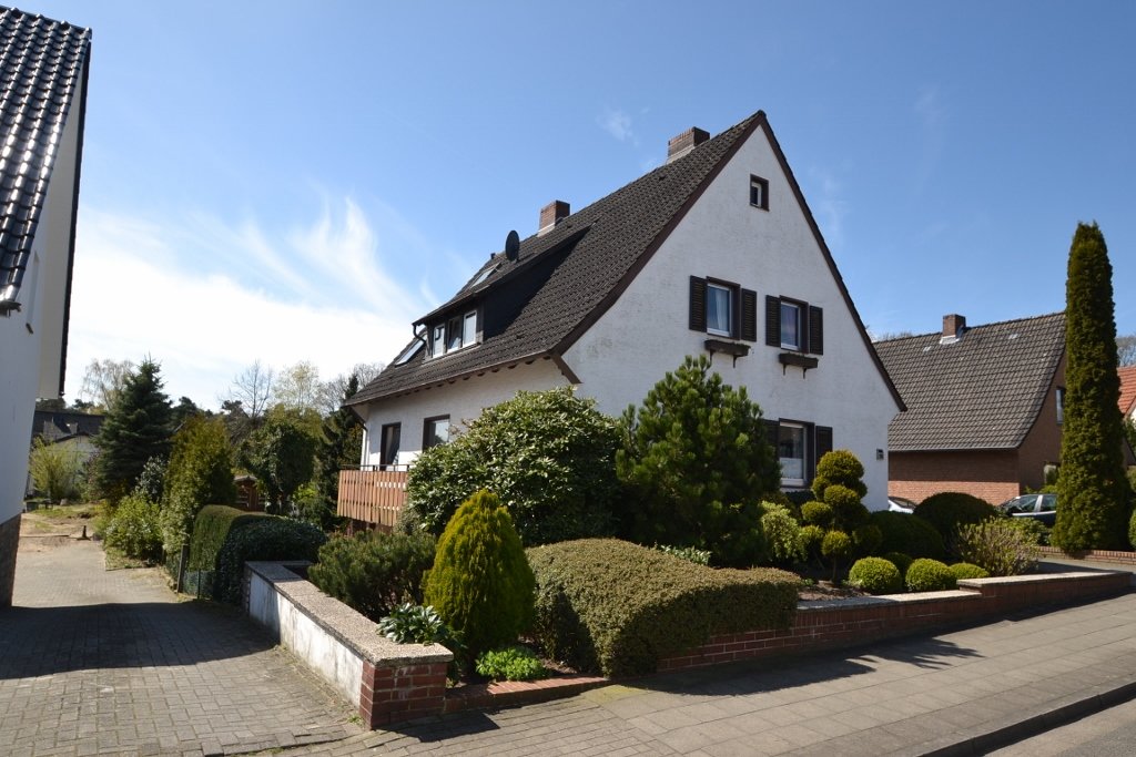 Sanierungsbedürftiges Einfamilienhaus mit zusätzlicher